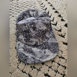 Lululemon adjustable hat with blk and grey pattern